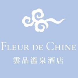 <p>雲品溫泉酒店（Fleur de Chine Hotel）位於日月潭畔北側半島上，為日月潭國家風景區內第一家擁有天然溫泉SPA的五星級國際觀光酒店，泉質屬鹼性碳酸氫鹽泉，PH值8.6，俗稱美人湯。&nbsp;<br />
雲品全館面湖向皆以大型落地窗帷幕，直接引進日月潭自然美景，無阻隔的空間設計更提供旅客最大的視覺空間映像，讓貴賓們全天候都能愉悅地擁抱大自然，享受大自然豐富多變的景貌。</p>
